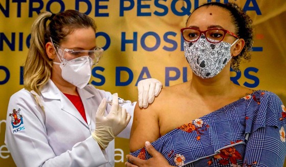 Một phụ nữ tiêm vắc-xin Covid-19 do Sinovac của Trung Quốc sản xuất trong cuộc thử nghiệm ở Brazil. Ảnh: AFP