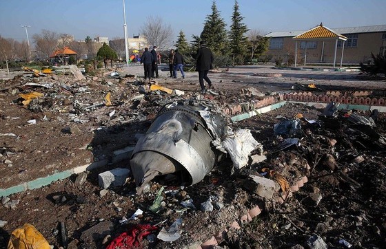 Mảnh vỡ của máy bay Boeing 737-800NG thuộc hãng Ukraine International Airlines bị rơi ở Iran. Ảnh: AP
