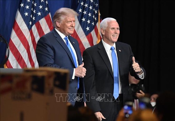 Tổng thống Mỹ Donald Trump (trái) và Phó Tổng thống Mike Pence tại Đại hội toàn quốc của đảng Cộng hòa ở thành phố Charlotte, bang Bắc Carolina, ngày 24/8. Ảnh: AFP/TTXVN