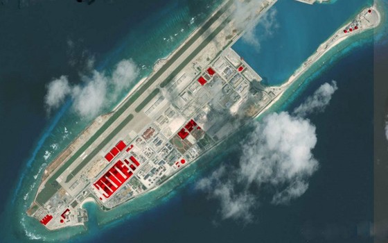 Trung Quốc đã xây dựng đường băng, nhà chứa máy bay và cơ sở radar phi pháp trên đá Chữ Thập, quần đảo Trường Sa. (Ảnh: AMTI) 