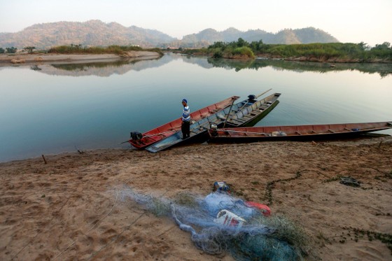 Một ngư dân trên sông Mê Kông. Photo: Reuters