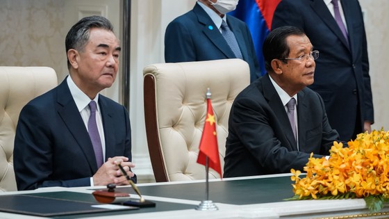  Bộ trưởng Ngoại giao Trung Quốc Vương Nghị và Thủ tướng Campuchia Hun Sen tham dự lễ ký kết tại Phnom Penh hôm 12-10. Ảnh: NIKKEI ASIA