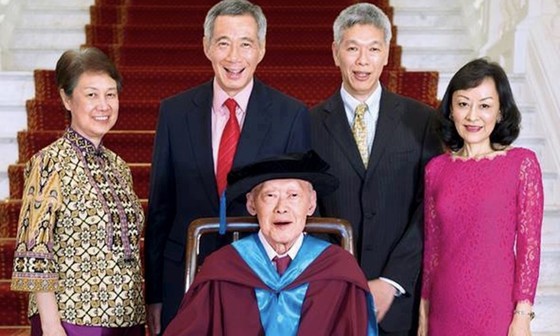  Gia đình Lý với người sáng lập quốc gia đã qua đời Lý Quang Diệu ở giữa, Thủ tướng Lý Hiển Long (giữa-trái), Lý Hiển Dương (giữa-phải) và Lee Suet Fern (phải). Ảnh: Facebook