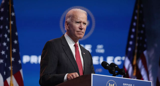  Ông Joe Biden họp báo sau cuộc gặp trực tuyến với ban chấp hành Hiệp Hội các Thống Đốc Quốc Gia vào tháng 11. Ảnh: AFP - JOE RAEDLE
