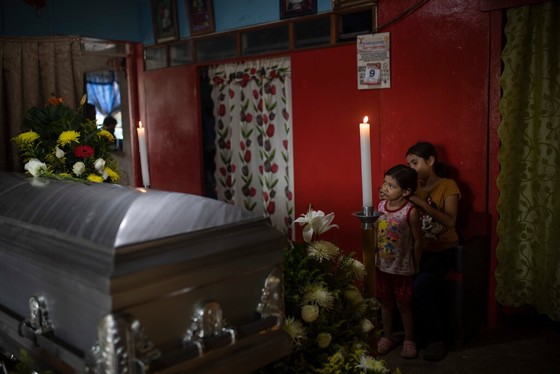 Hai con của nhà báo Julio Valdivia đứng bên cạnh quan tài ông quản tại nhà riêng ở Tezonapa, Veracruz, Mexico. Ảnh: AP