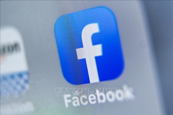 Biểu tượng của Facebook trên màn hình máy tính bảng. Ảnh: AFP/TTXVN