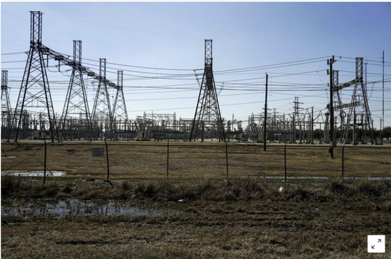 Một trạm biến áp điện được nhìn thấy sau khi thời tiết mùa đông gây mất điện ở Houston, Texas, Hoa Kỳ ngày 20 tháng 2 năm 2021. REUTERS / Go Nakamura // File Photo