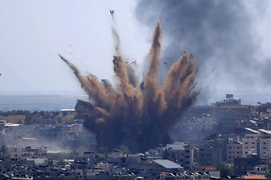 Israel không kích một toà nhà ở Gaza City ngày 13/5/2021. Ảnh: AP 