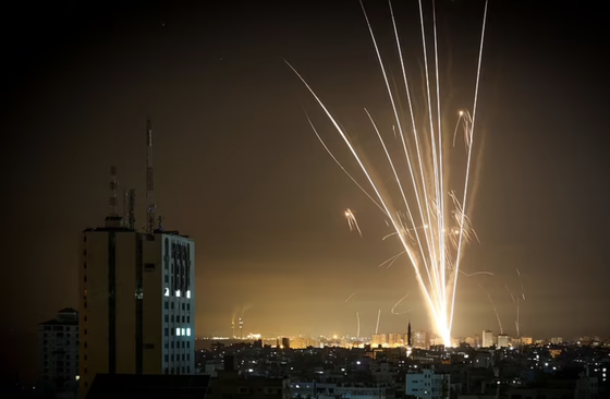 Rocket của Hamas phóng từ Beit Lahia nhằm hướng Israel rạng sáng 14/5. Ảnh: AFP/Getty Images ảnh 3 Chú thích ảnh