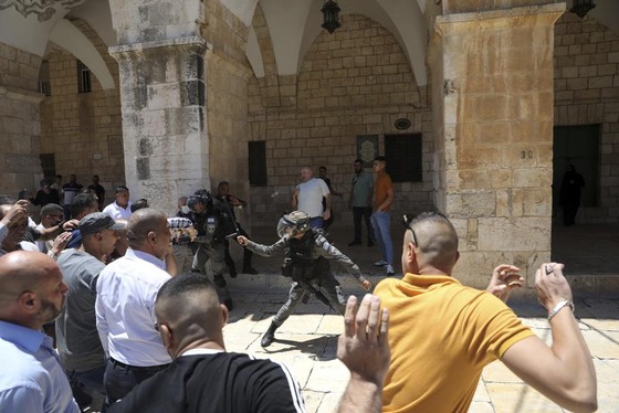Cảnh sát Israel khua dùi cui trước các tín đồ Hồi giáo, ngăn họ tụ tập ở khu nhà thờ Al-Aqsa, Thành Cổ Jerusalem ngày 14/5/2021. Ảnh: AP ảnh 4 Chú thích ảnh