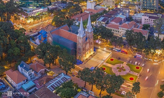 The Notre Dame Cathedral, an icon of HCMC, is lit up at night, 2020. Photo by VnExpress/Tran Ngoc Dung.