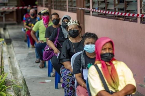 Người dân xếp hàng chờ tiêm vaccine phòng Covid-19 tại bang Selangor (Malaysia), ngày 25/7/2021. Ảnh: Tân Hoa xã.