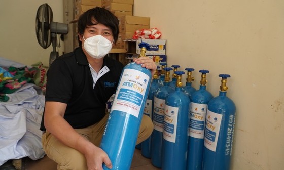 Businessman Hoang Tuan Anh holds an oxygen tank as part of the Oxy ATM initiative in Ho Chi Minh City. Photo courtesy of Hoang Tuan Anh.