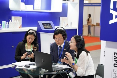 Representatives of Vietnamese businesses meet with South Korean suppliers via an online trade held by KOTRA in Ha Noi. — Photo the courtesy of KOTRA