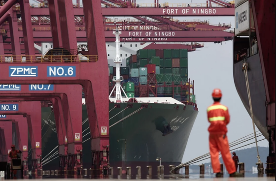  Cảng Ningbo-Zhoushan của Trung Quốc đã đóng cửa vô thời hạn một trong những bến cảng của họ sau khi một công nhân dương tính với Covid-19. Ảnh: Reuters