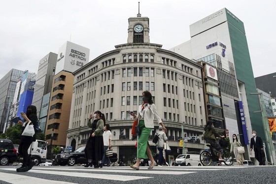 Người dân đeo khẩu trang để phòng chống sự lây lan của virus corona tại khu mua sắm Ginza, Tokyo. Nguồn ảnh: APNews.