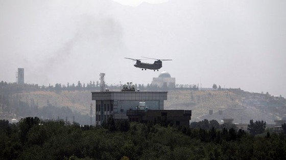 Một chiếc trực thăng Chinook của Hoa Kỳ bay qua Đại sứ quán Hoa Kỳ ở Kabul, Afghanistan. Ảnh: APNews.