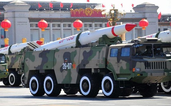 Tên lửa DF-15B trong một cuộc duyệt binh ở Bắc Kinh năm 2009.