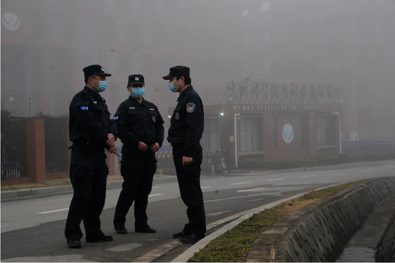Nhân viên an ninh đứng gác gần Viện Vi-rút Vũ Hán sau khi một nhóm của Tổ chức Y tế Thế giới đến thăm thực địa vào tháng Hai. (Ảnh AP / Ng Han Guan)