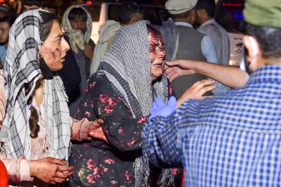Hàng loạt nạn nhân trong vụ tấn công ở sân bay Kabul tối 26/8 là phụ nữ và trẻ em. (Nguồn: AFP)