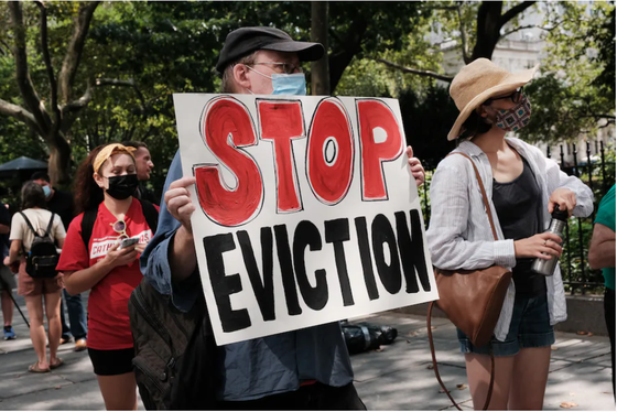 Các nhà hoạt động tập trung gần Tòa thị chính của New York vào ngày 11 tháng 8 để phản đối việc chấm dứt lệnh cấm trục xuất. (Hình ảnh Spencer Platt / Getty)