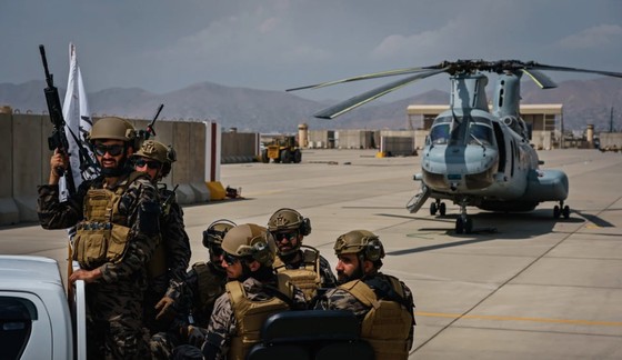  Các chiến binh Taliban canh giữ Sân bay Quốc tế Hamid Karzai. Ảnh: TNS