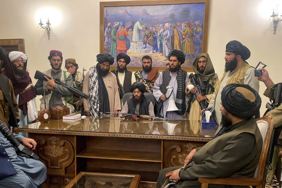  Các tay súng Taliban giành quyền kiểm soát dinh tổng thống Afghanistan ở thủ đô Kabul vào 15-8. Ảnh: AP