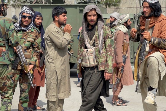 Lực lượng Taliban tuần tra trên đường băng một ngày sau khi Mỹ rút khỏi sân bay quốc tế Hamid Karzai. Ảnh: NYP.
