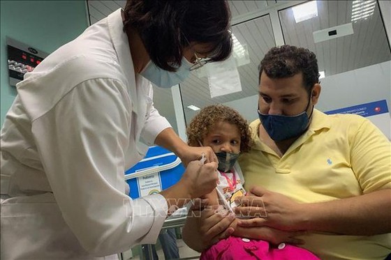 Một em nhỏ 3 tuổi được tiêm vaccine ngừa COVID-19 tại La Habana, Cuba ngày 24/8/2021. Ảnh: AFP/TTXVN