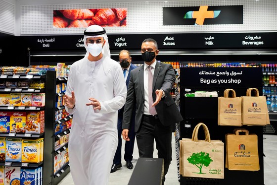 Từ trái sang: Bộ trưởng Bộ Ngoại giao Tiểu vương quốc Ả Rập Thống nhất về Trí tuệ Nhân tạo, Giám đốc điều hành Alain Bejani và Giám đốc điều hành bán lẻ Hani Weiss. Ảnh: APNews.