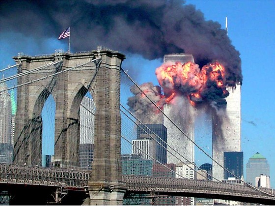Hai tòa tháp của Trung tâm Thương mại Thế giới tại thành phố New York bốc cháy sau khi bị máy bay đâm vào - Ảnh: Reuters