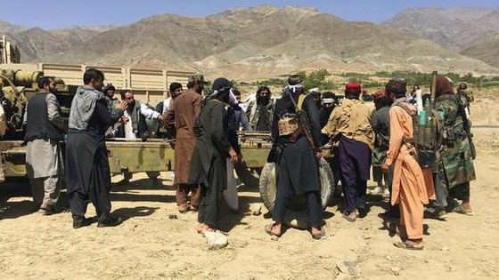 Lính Taliban tập trung với vũ khí và máy móc ở tỉnh Panjshir, phía đông bắc Afghanistan. Ảnh: AP (chụp ngày 8/9/2021).