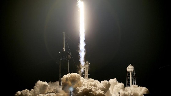 Tên lửa SpaceX Falcon 9 và Phi hành đoàn Dragon cất cánh từ bệ phóng 39A tại Trung tâm Không gian Kennedy của NASA cho sứ mệnh tư nhân hoàn toàn tiên bay vào quỹ đạo vào ngày 15 tháng 9 năm 2021 tại Cape Canaveral, Florida. (Reuters)
