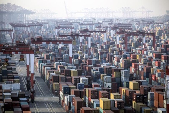 Những container hàng hoá ở một cảng biển của Trung Quốc - Ảnh: Bloomberg.