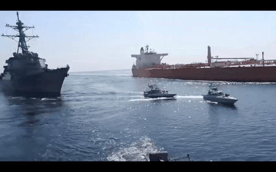 This frame grab from a video released by Iran’s paramilitary Revolutionary Guard on Wednesday, Nov. 3, 2021, shows the Guard speed boats, center, in front of a U.S warship, left, amid the seizure of a Vietnamese-flagged oil tanker, right, in the Gulf of Oman. ảnh 2 This frame grab from a video released by Iran’s paramilitary Revolutionary Guard on Wednesday, Nov. 3, 2021, shows the Guard speed boats, center, in front of a U.S warship, left, amid the seizure of a Vietnamese-flagged oil tanker, right, in the Gulf of Oman. ảnh 2