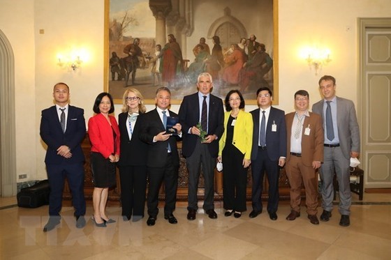 The Vietnamese delegates pose for a group photo with President of the Italian Parliamentarians’ Group at IPU and Honorary President of the IPU Pier Ferdinando Casini. (Photo: VNA)