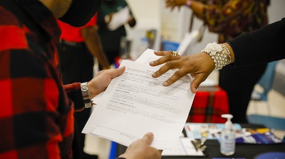 Một người tìm việc nhận thông tin từ nhà tuyển dụng trong một hội chợ việc làm ở Florida. Ảnh: Getty Images.