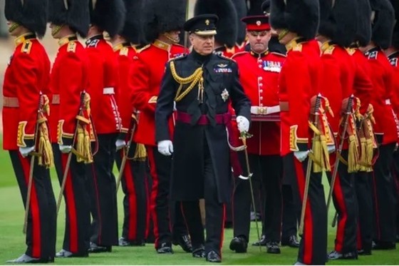 Hoàng gia Anh tước bỏ danh hiệu, các chức vụ quân sự của Hoàng tử Andrew. Ảnh: Guardian