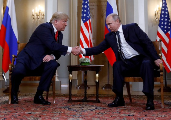 Cụu Tổng thống Mỹ Donald Trump và Tổng thống Nga Vladimir Putin bắt tay khi gặp nhau tại Phần Lan ngày 16/7/2018. Ảnh: Reuters. 