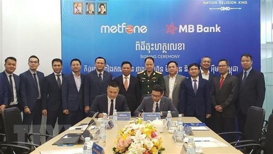 MB Cambodia and Metfone sign the contract in Phnom Penh on May 4. (Photo: VNA)