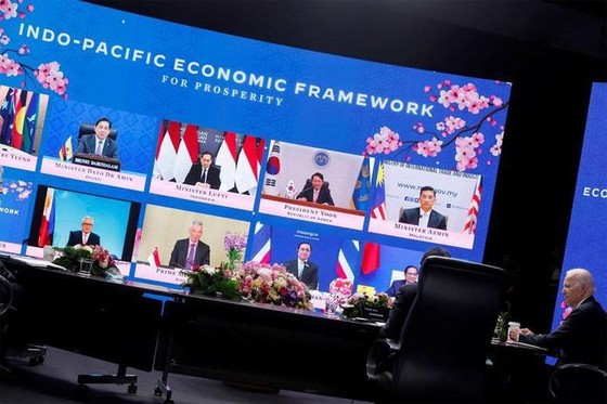 Tổng thống Mỹ Joe Biden (bìa phải) lắng nghe phát biểu của các nhà lãnh đạo khác tham dự sự kiện ra mắt Khuôn khổ Kinh tế Ấn Độ Dương-Thái Bình Dương (IPEF) tại Nhật ngày 23/5. Ảnh: Reuters
