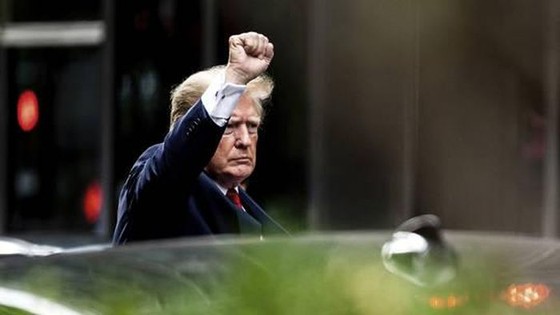 Ông Donald Trump khi rời Tháp Trump ở New York, ngày 10/8/2022. Ảnh: AP