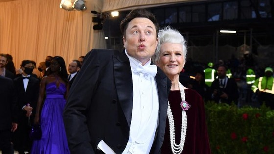 Giám đốc điều hành SpaceX Elon Musk với mẹ Maye Musk tại Met Gala 2022 (Ảnh AFP)