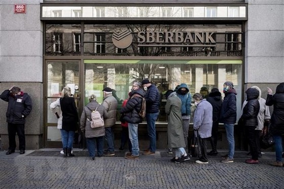 Người dân xếp hàng bên ngoài chi nhánh Ngân hàng Sberbank của Nga tại Prague, Cộng hòa Séc năm 2022. (Ảnh: AFP/TTXVN) 