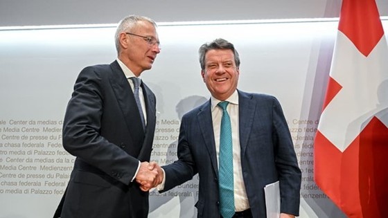 Chủ tịch UBS Colm Kelleher và chủ tịch Credit Suisse Axel Lehmann sau cuộc họp báo đàm phán về Credit Suisse ngày 19/3/2023.
