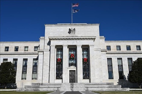 Fed sẽ lựa chọn giữ ổn định tài chính hay hạ nhiệt lạm phát? 