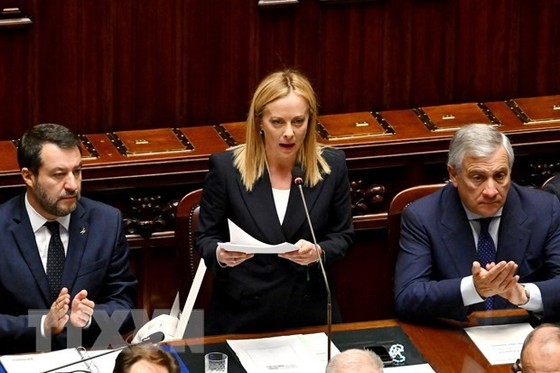 Thủ tướng Italy Giorgia Meloni (giữa) phát biểu trước Quốc hội tại Rome ngày 25/10. (Ảnh: AFP/ TTXVN). 