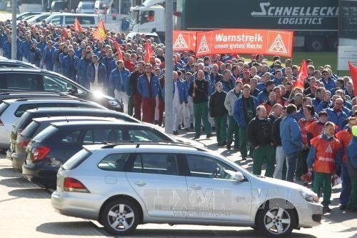 Nhân viên nhà máy sản xuất ô tô Volkswagen tham gia đình công( Ảnh: AFP/TTXVN). 
