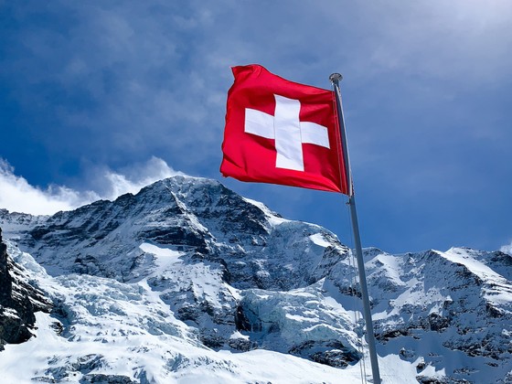 UBS, Credit Suisse hợp tác có thể không dẫn đến ‘hạnh phúc’ của Thụy Sĩ