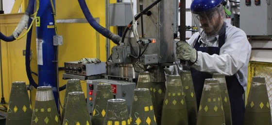 Một công nhân đang sản xuất đạn pháo 155mm tại Nhà máy Đạn dược Quân đội McAlester ở McAlester, Okla.
